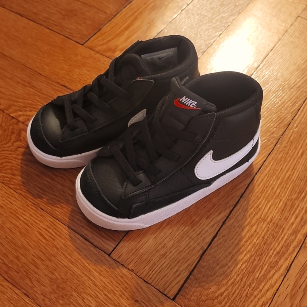 **SOLD ** Nike Blazer Mid 77
